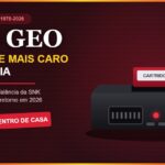 Ilustração autoral de um console doméstico de 16 bits estilo Neo Geo AES com cartucho inserido
